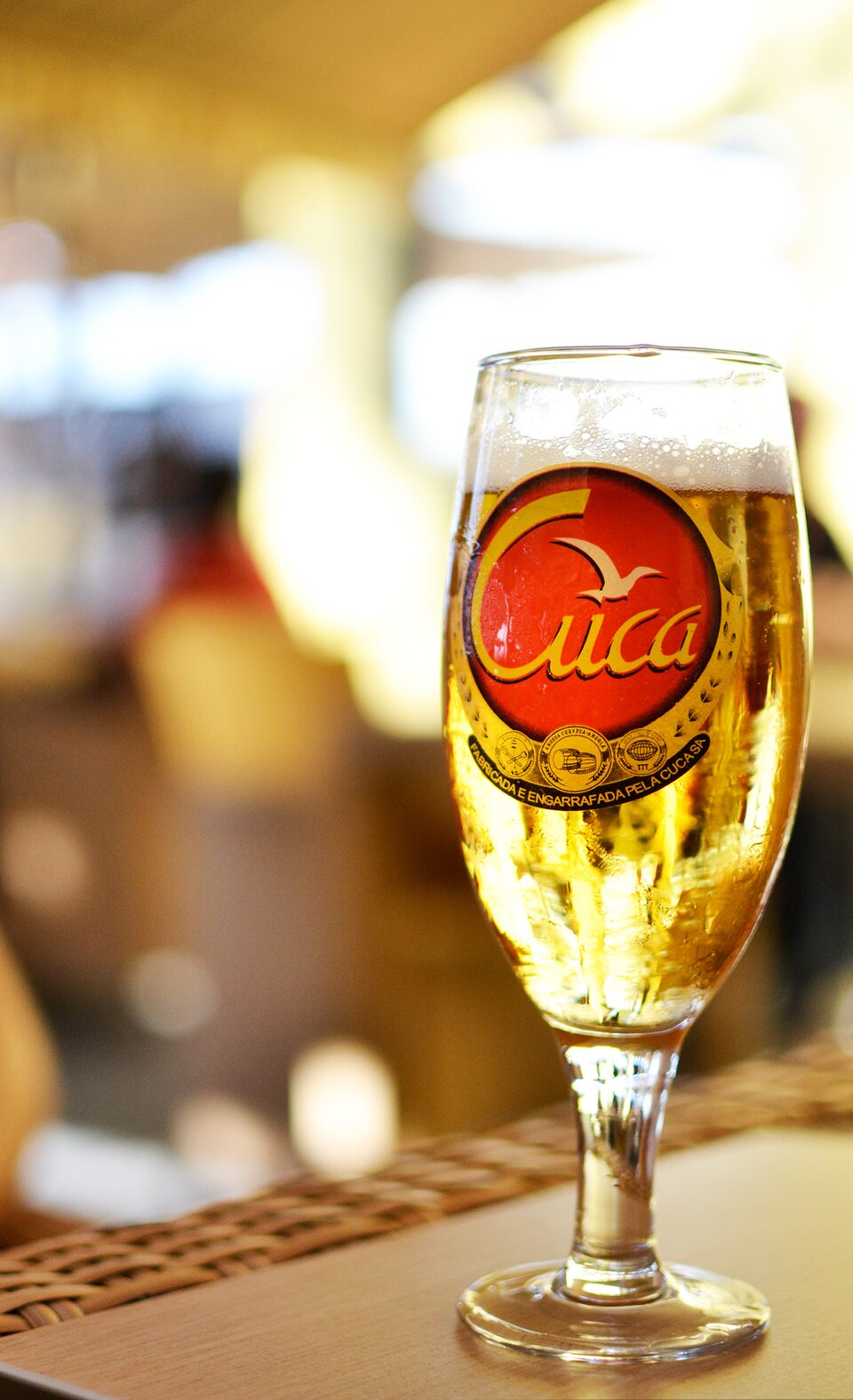 Cerveja Cuca gelada — clássica de Angola